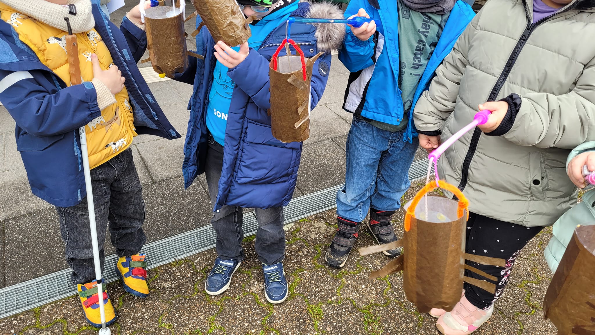 Sch%C3%BCler%20mit%20Laternen Sch%C3%BCler%20mit%20Laternen